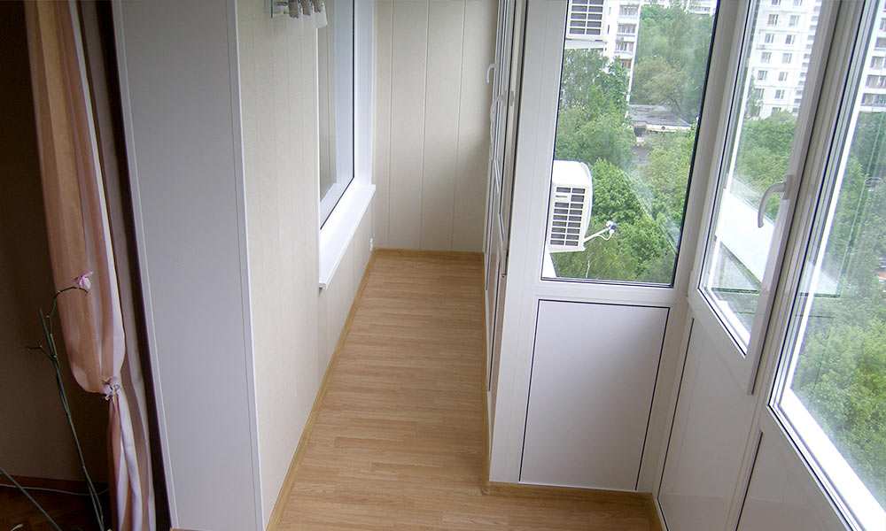 Совмещение комнаты с балконом, остекление и отделка