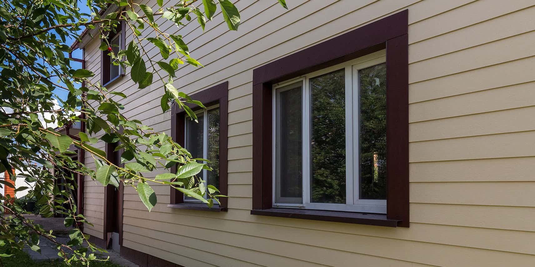 Какими должны быть окна для деревянного дома — пластиковые или деревянные? Решаем с экспертами «Фабрика Окон»