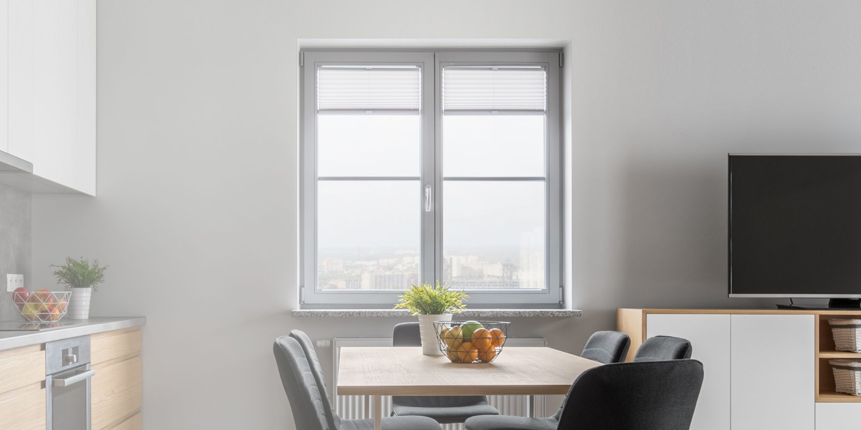 окно с рулонными шторами на кухне