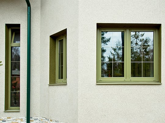 экстерьер окна с раскладкой в загородном доме