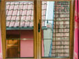деревянное окно с раскладкой в доме